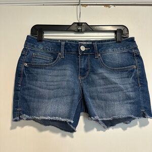 SO Shortie Denim Shorts Sz: 9 Cutoff Raw Hem. 5 Pocket. Stretch. Dark Wash.